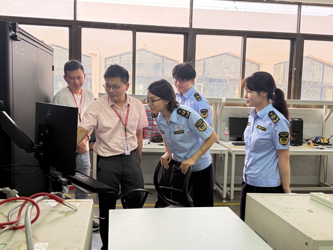 工作人员检查现场