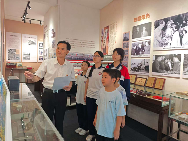 李美中在龙涓镇为青少年讲解。中共安溪县委老干部局供图