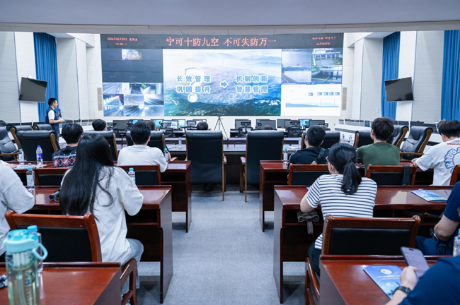 高校学子在福州市城区水系联排联调中心开展科普研学活动。陈美蓉摄