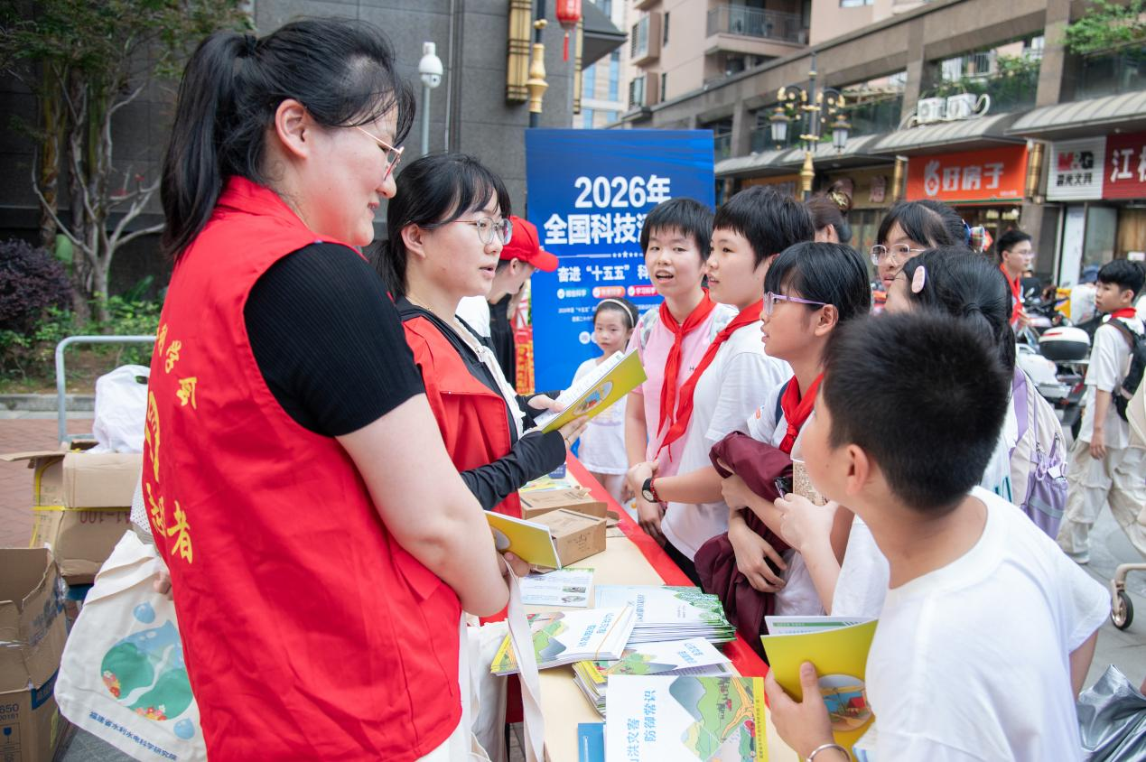 志愿者向社区居民讲解台风、山洪避险知识，通过互动问答，传递节水护水、防灾减灾理念。陈美蓉摄