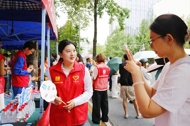 西南公司联合兄弟党委在成都开设爱心助考点