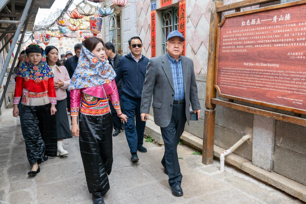 莫言在崇武古城参观。邓文祥摄