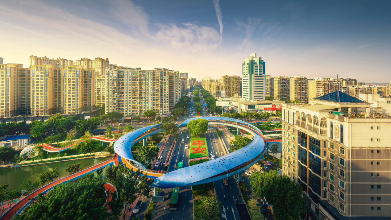 惠安网红打卡点——溪滨公园环形天桥。戴艺摄