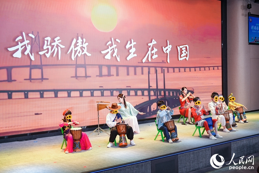 福州市儿童福利院的老师和孩子们共同表演《我骄傲，我生在中国》。人民网摄