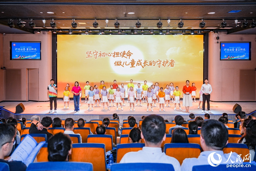 福州市鼓山新区小学小雅合唱团现场表演《向阳而生》，各方代表共同宣读主题倡议。人民网摄