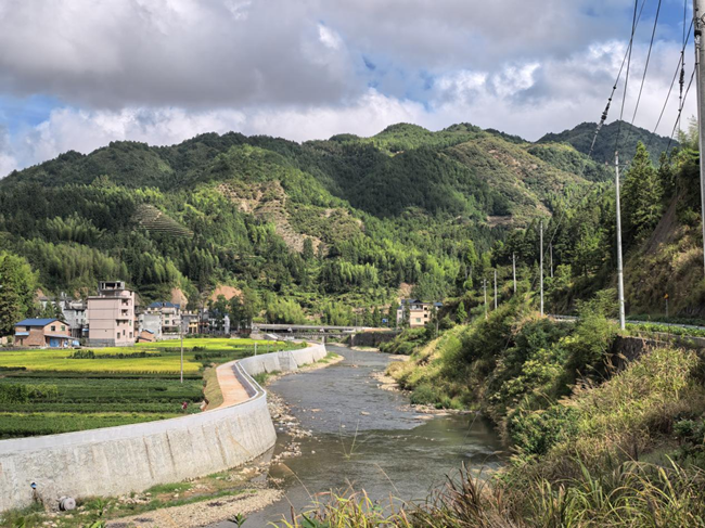 南溪村河道蜿蜒。李振平摄
