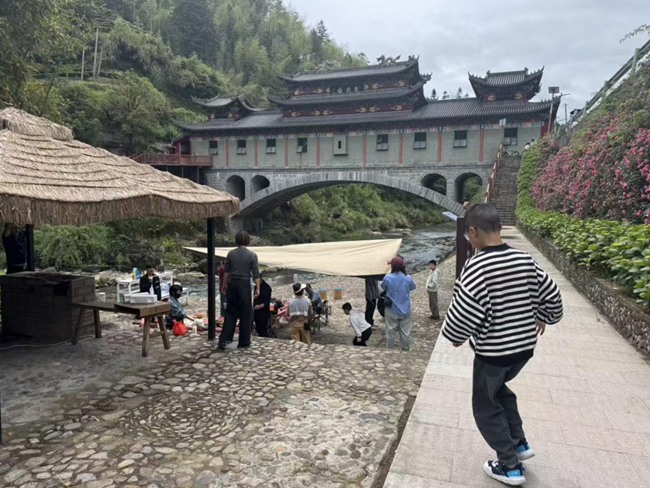游客到溪底烧烤。吴美玲摄