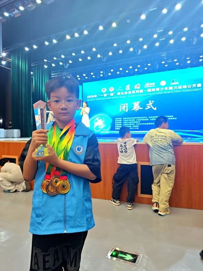 连城县实验小学西城校区二年级学生周浩霖获得小学甲组男子总冠军。龙岩市融媒体中心供图