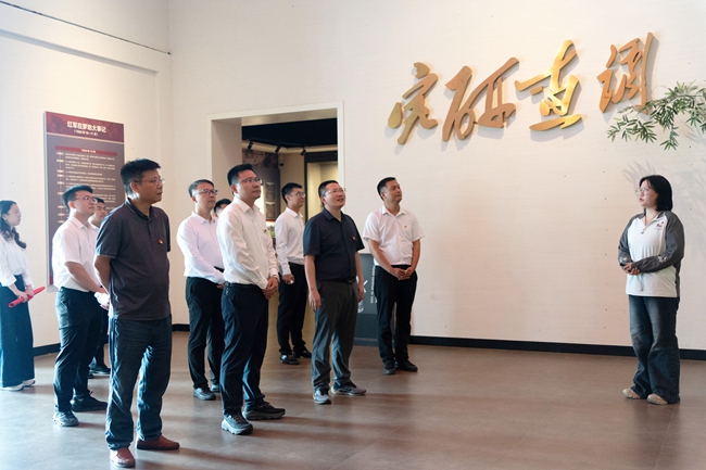 参观罗坊会议纪念馆