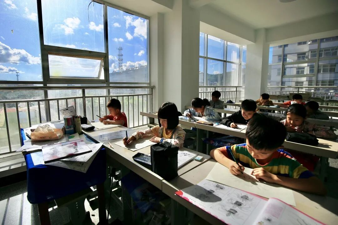 孩子们在宽敞的教室里画画