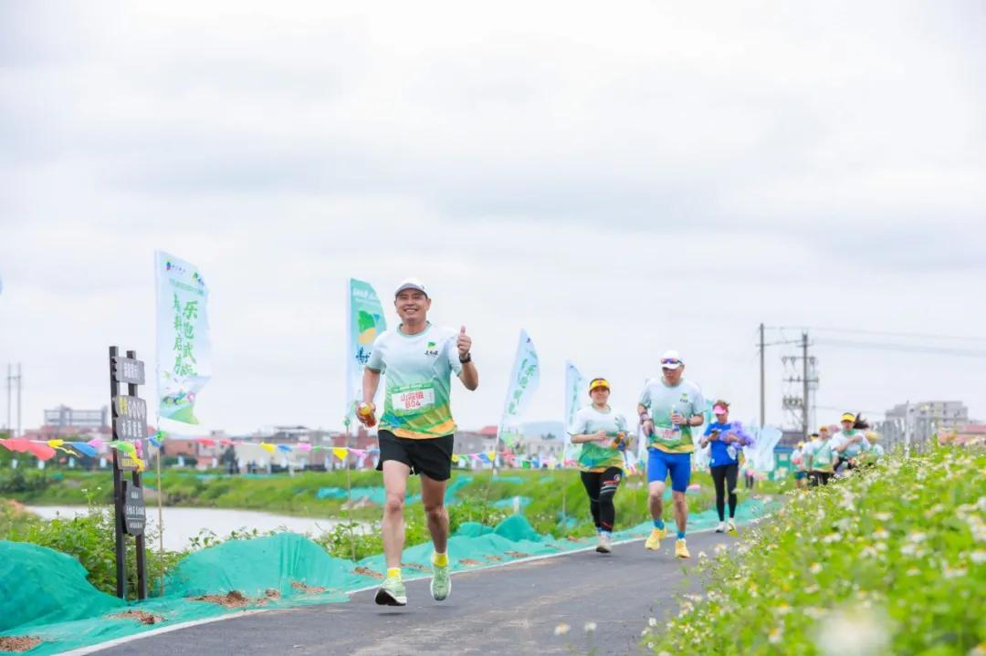 走马埭田园村跑活动中，参赛者在田间快乐畅跑