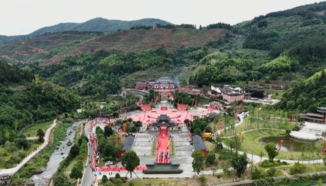 活动现场庄重有序。