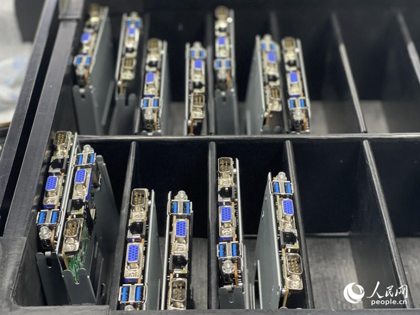 生产线上的零部件。人民网记者 陈蓝燕摄