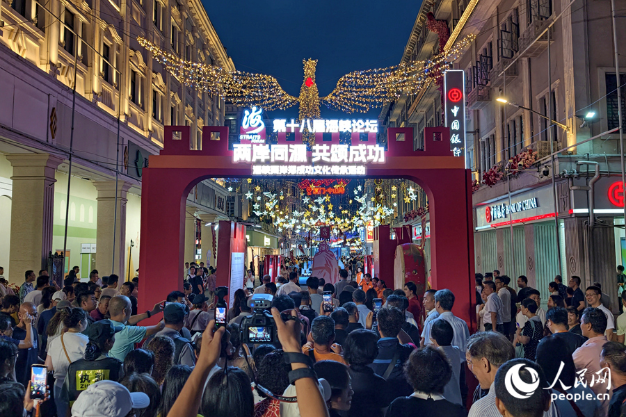 活动现场人声鼎沸，热闹非凡。人民网记者 陈博摄
