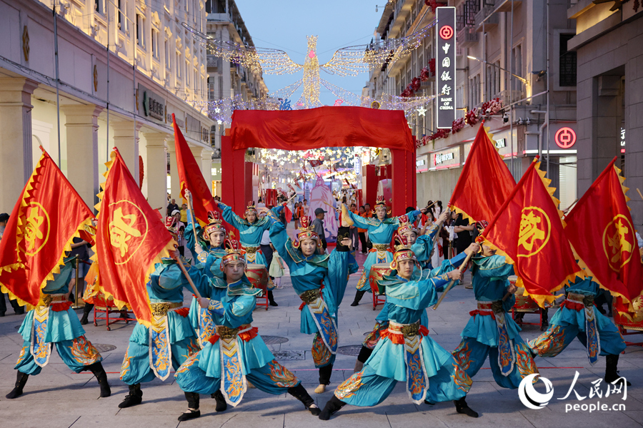 开场舞《旗鼓铮铮》。人民网记者 陈博摄