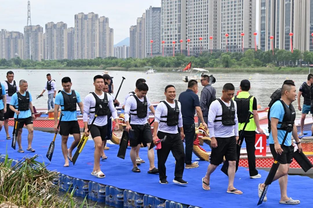 选手们集结出发