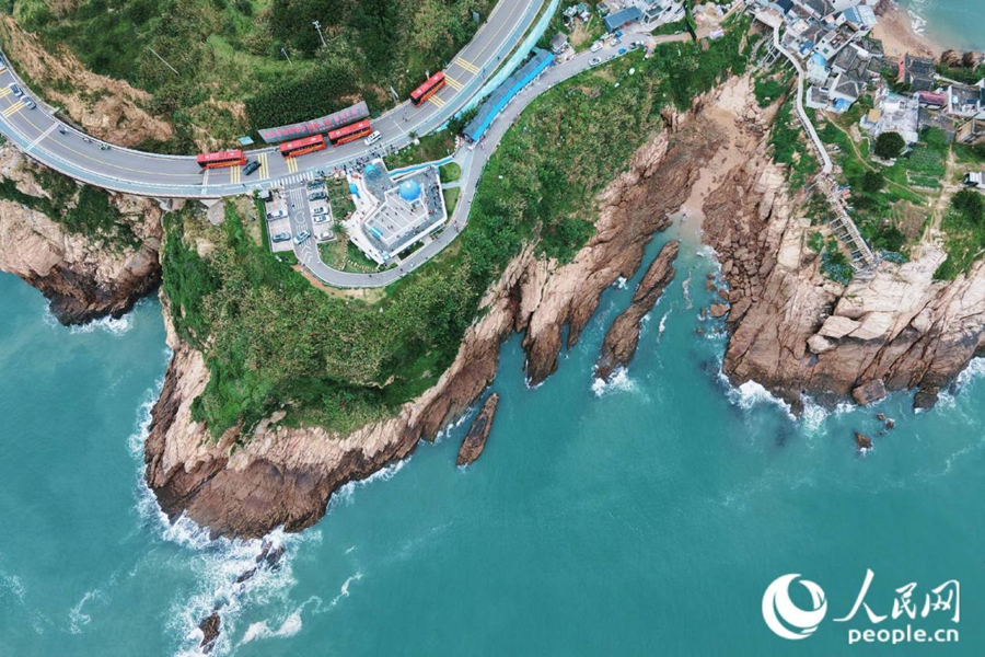 位于霞浦东海1号滨海风景道的海尾角观景台。人民网 林铭贤摄