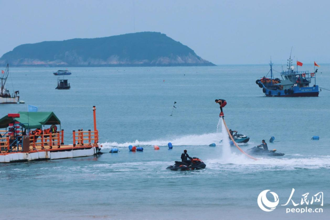大京沙滩新增水上运动项目，丰富滨海文旅体验。人民网 林铭贤摄