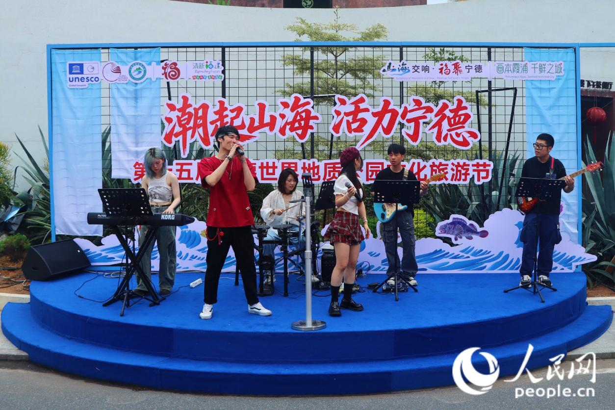 位于东壁村的落日音乐会。人民网 林铭贤摄
