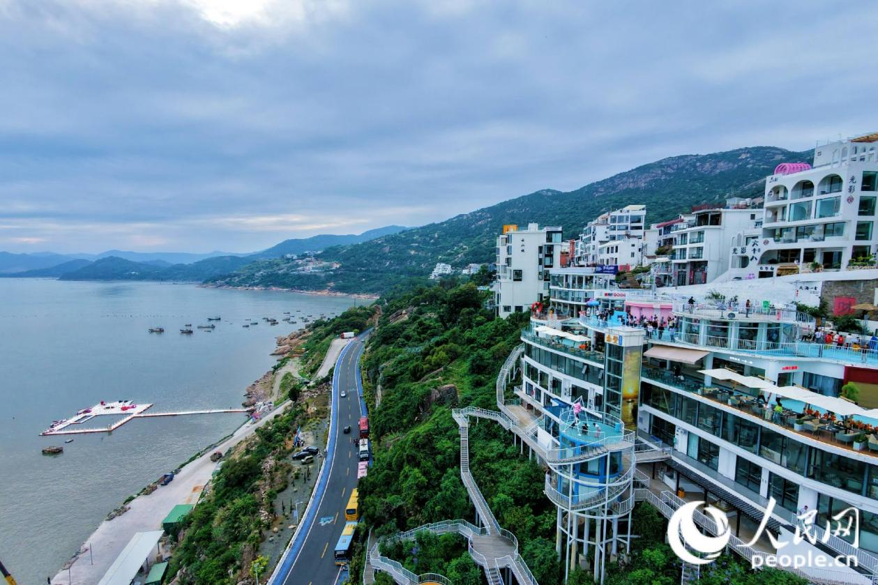 G228线滨海风景道与东壁村民宿群。人民网 林铭贤摄