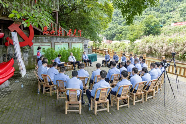 以“星火聚力·枫华正茂”为主题的荣誉日活动