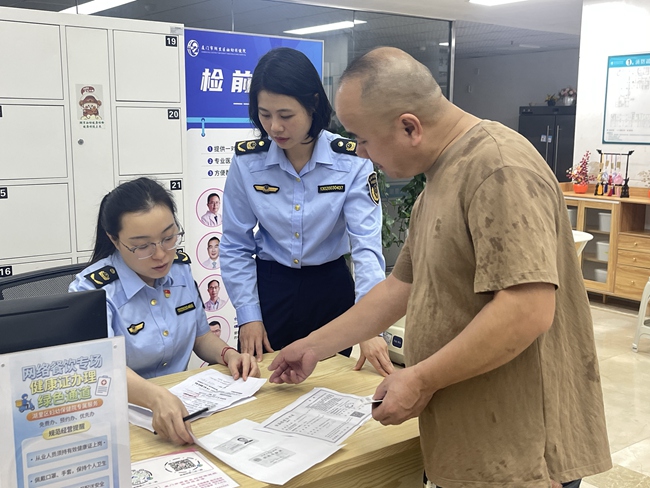 工作人员全程引导陪办健康证