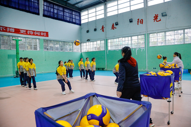 学生在上体育课