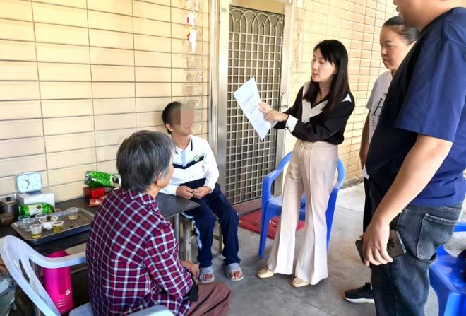 工作人员主动上门解读福利政策等。厦门市民政局供图