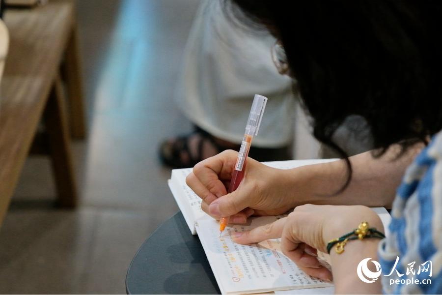 读书会上，一位家长正在记笔记。人民网 欧阳奕奕摄