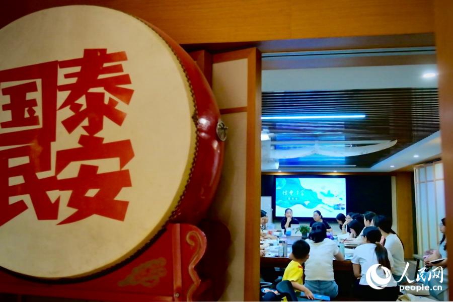 昙石书院点位的读书会，座无虚席。人民网 欧阳奕奕摄