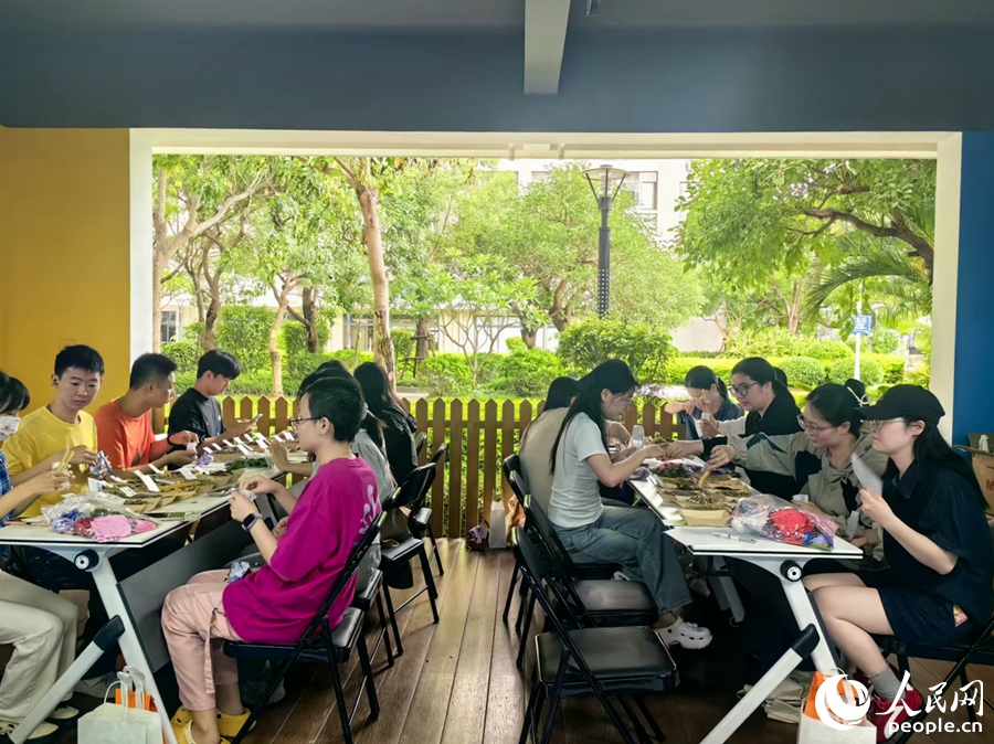 入住围里公寓大学毕业生们在公共空间制作端午节气物件香囊等。人民网 余乃鎏摄