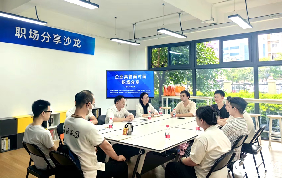 围里公寓不是举办职场分享沙龙、职业技能培训、社群活动等。人民网 余乃鎏摄