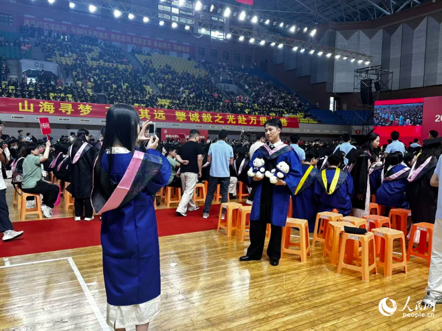 活动开始前，毕业生正在拍照留念。人民网记者 张萌摄