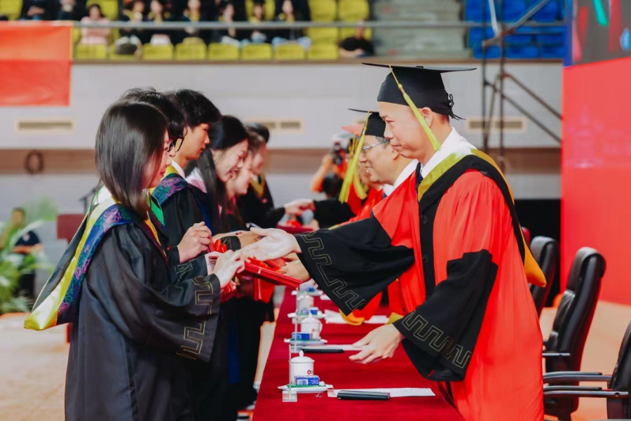 向毕业生代表颁发毕业证书、优秀毕业生荣誉证书。集美大学供图