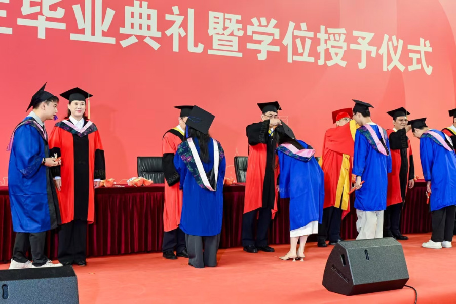 为毕业生们拨穗。集美大学供图