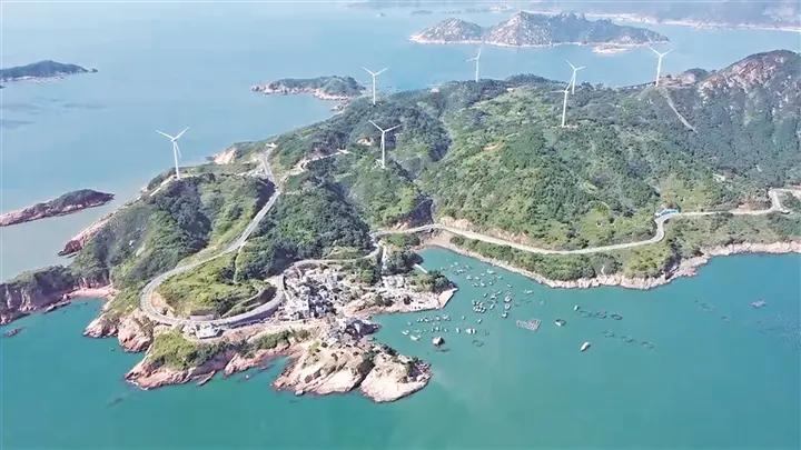 在霞浦大京风电场，一座座巨型白色风车组成一道亮丽的风景线。张羽摄