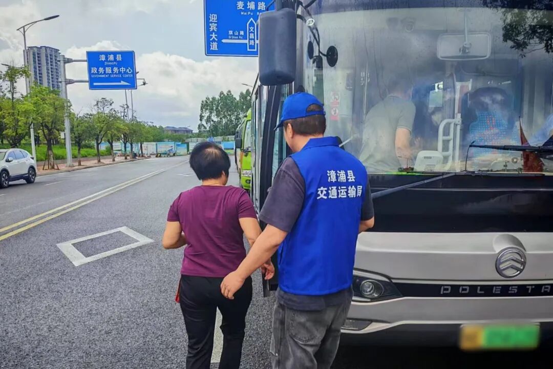执法人员值守赛场周边，持续做好人流疏导、交通管控