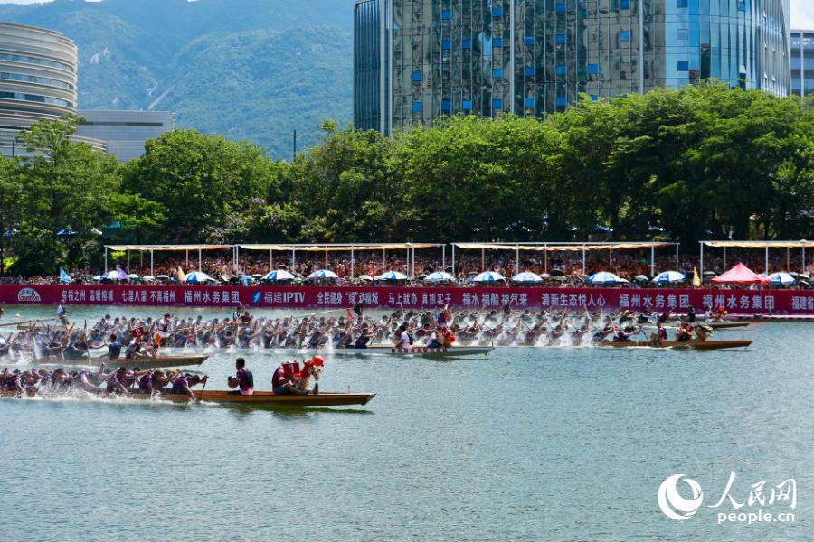 多艘龙舟在湖面赛道奋力竞速，划手齐挥船桨激起层层水花。人民网 欧阳奕奕摄