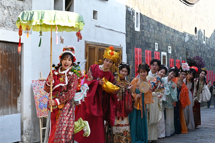 鹏程街区汉服巡游表演
