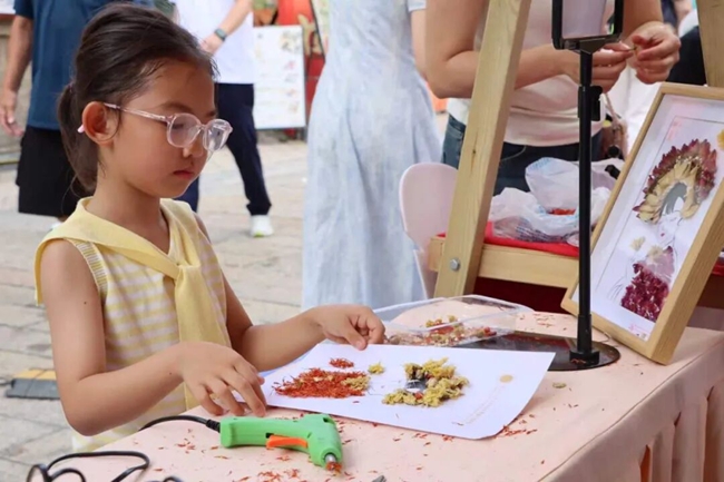 孩子在摊位前体验手作