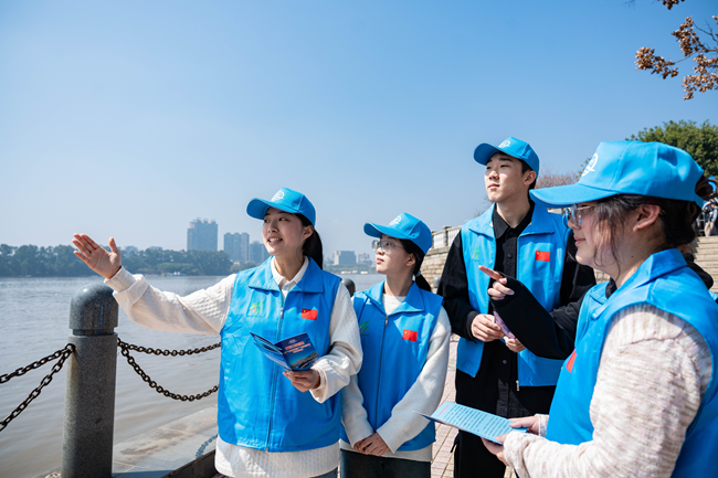 “安澜闽江”志愿服务队在闽江畔开展岸上巡护活动。福州市委社会工作部供图