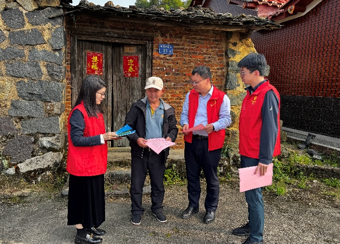 厦门国际信托党员志愿者们走村入户，送金融服务上门。