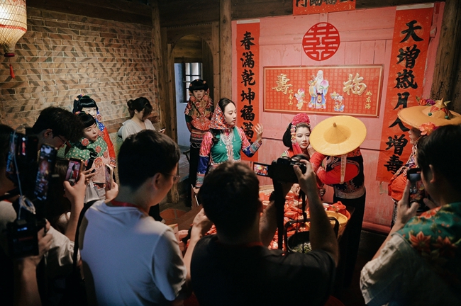 网络名人体验“惠女的一生”之惠女新婚仪式。惠安县委宣传部供图