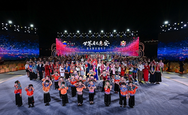“世界看见惠安—惠女繁花嘉年华”晚会现场。惠安县委宣传部供图