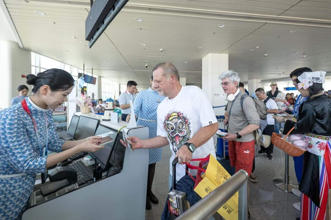 旅客有序登上福州—阿姆斯特丹首航航班。林双伟摄