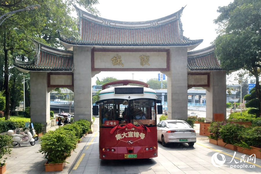 “集大宣锋号”驶入集美学村。人民网记者 陈博摄