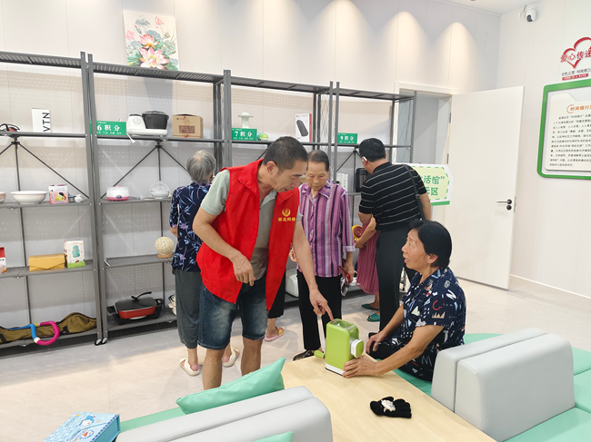 在零碳生活馆，居民攒下的志愿服务积分能兑换闲置物品或“购买”上门帮助
