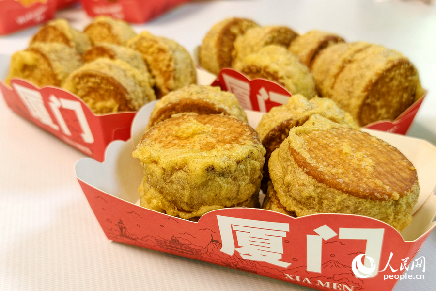 香气扑鼻的芋泥饼成为田头村的特色美食。人民网记者 陈博摄