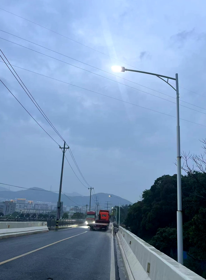 渠道桥上路灯已恢复照明。受访群众供图