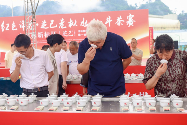评委细品“走水茶”。徐超摄
